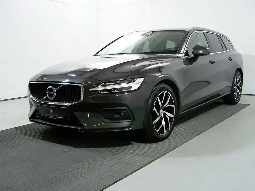Gebraucht Volvo V60 Momentum 190 PS (139 kW) 2019 Pine grey (metallic) Kombi