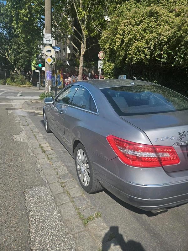 Grau Gebraucht 2009 Mercedes E250 Coupé | 6.500 € (Superpreis) - Bild 1/4