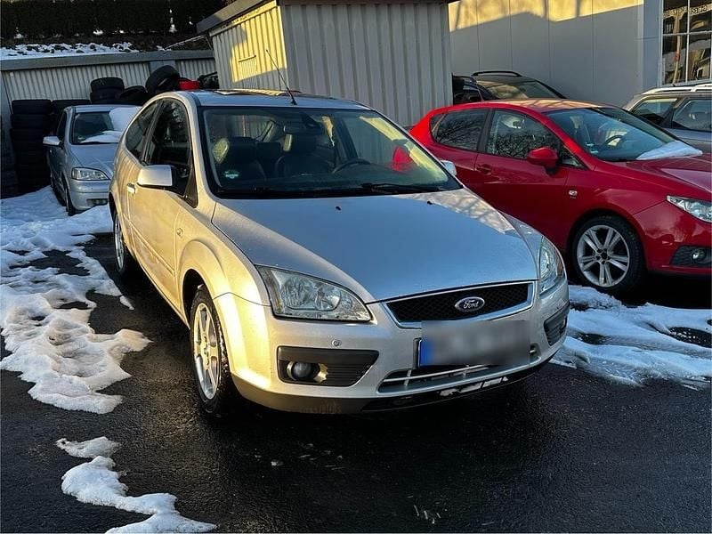 Gebraucht Ford Focus Ghia 115 PS (84 kW) 2005 Silber Limousine
