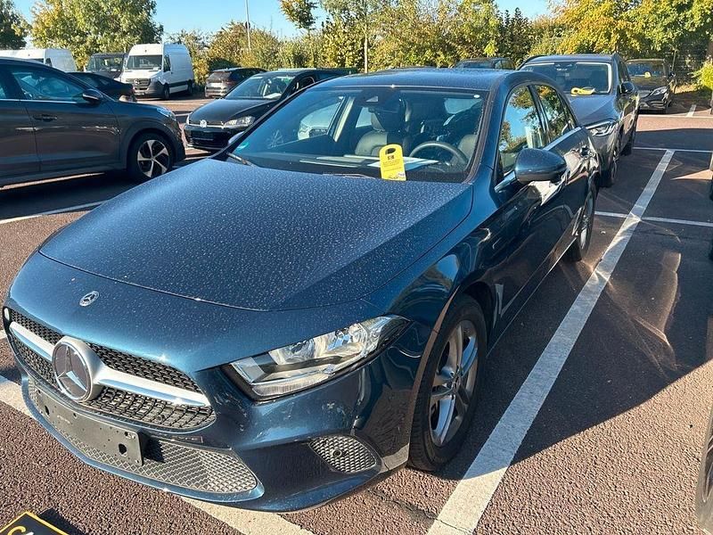 Blau Gebraucht 2020 Mercedes A250 Limousine | 22.450 € (Guter Preis) - Bild 1/4