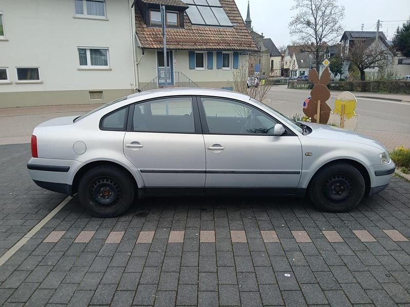 Gebraucht VW Passat 100 PS (73 kW) 1998 Silber Limousine