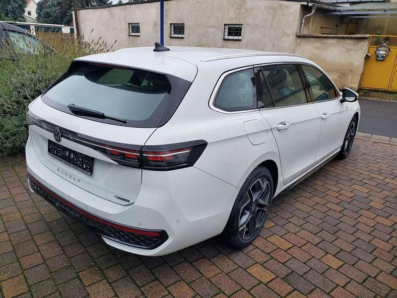 Neu VW Passat R-line 193 PS (141 kW) 2025 Pure white Kombi