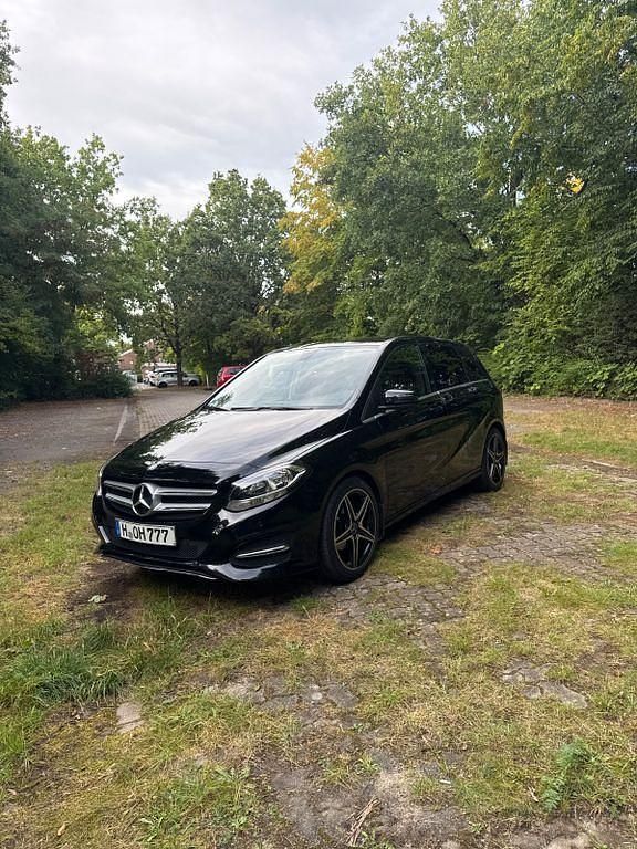 Schwarz Gebraucht 2016 Mercedes B180 Style Van / Kleinbus | 9.999 € (Fairer Preis) - Bild 1/4