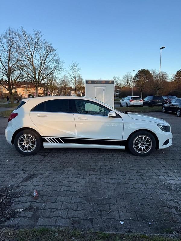 Gebraucht Mercedes A180 122 PS (89 kW) 2012 Weiß Kleinwagen