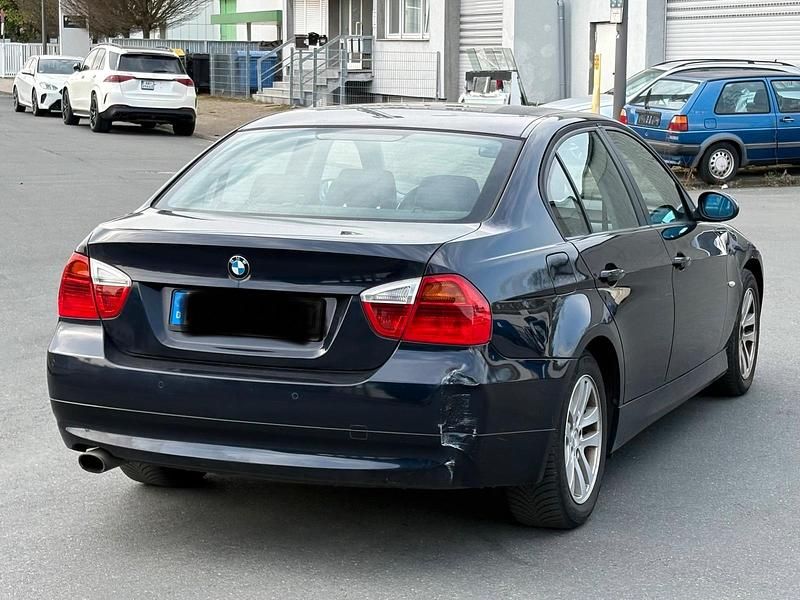 Gebraucht BMW 318 143 PS (105 kW) 2008 Blau Limousine