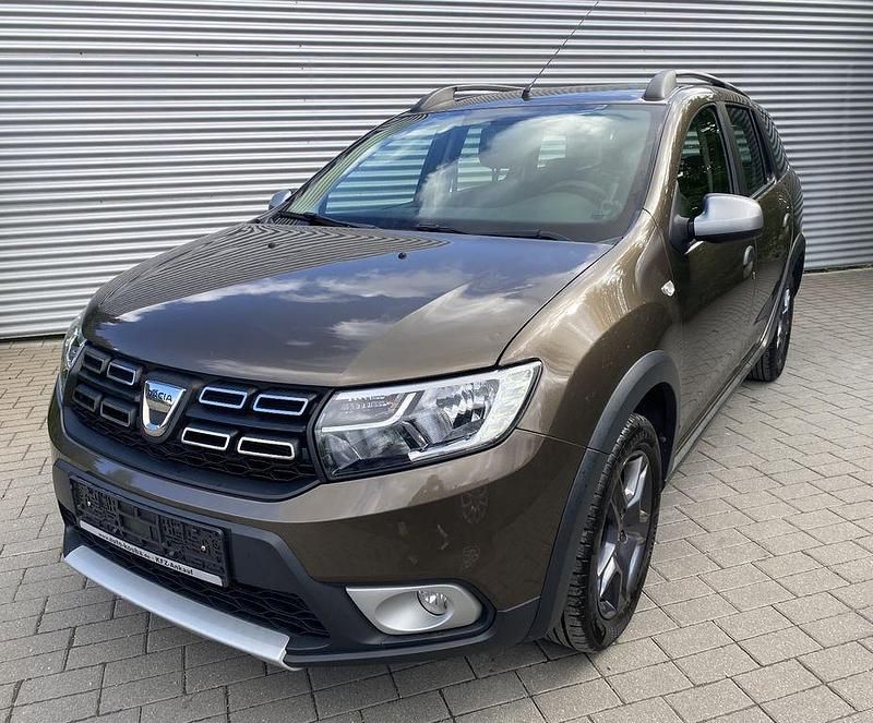Braun Gebraucht 2018 Dacia Logan Celebration Limousine | 8.990 € (Fairer Preis) - Bild 1/3