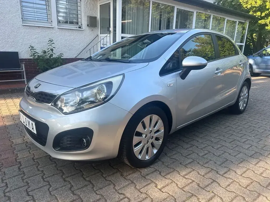 Gebraucht Kia Rio DREAM-TEAM Edition 109 PS (80 kW) 2013 Silber Limousine