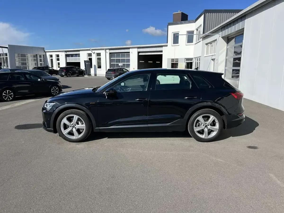 Gebraucht Audi e-tron Advanced Plus 230 kW (313 PS) 2022 Mythosschwarz SUV