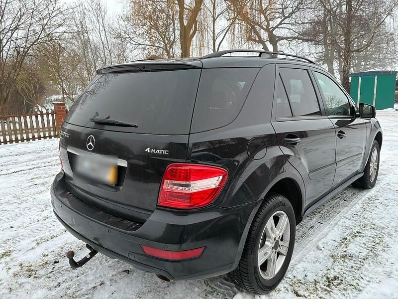 Gebraucht Mercedes ML350 231 PS (169 kW) 2010 Schwarz SUV