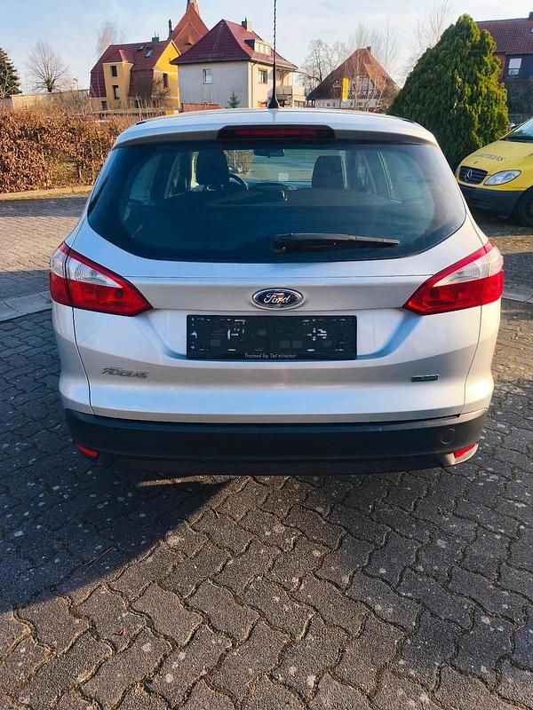 Gebraucht Ford Focus 100 PS (73 kW) 2014 Grau Kombi
