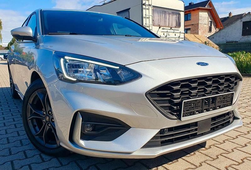 Silber Gebraucht 2021 Ford Focus ST-Line Limousine | 14.700 € (Guter Preis) - Bild 1/4