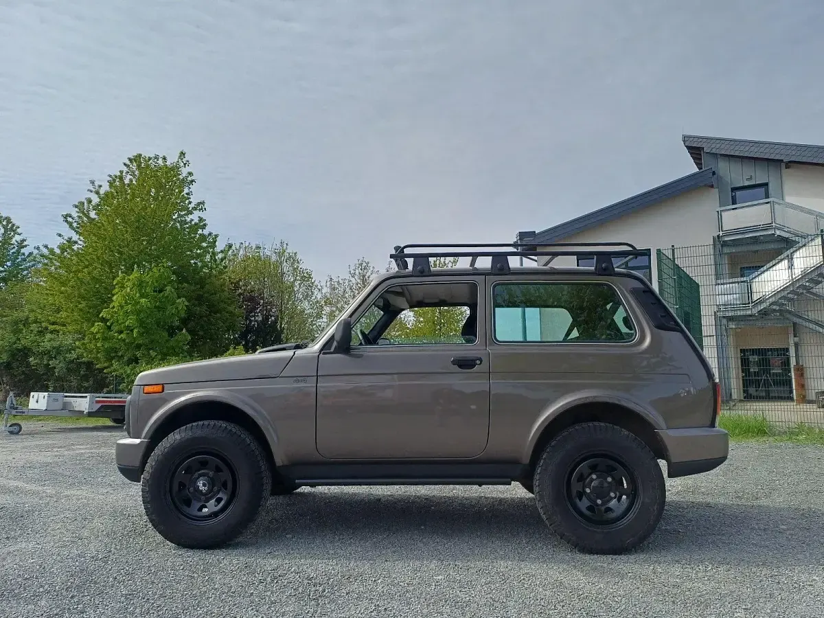 Usata Lada Urban 83 CV (61 kW) 2017 Marrone SUV