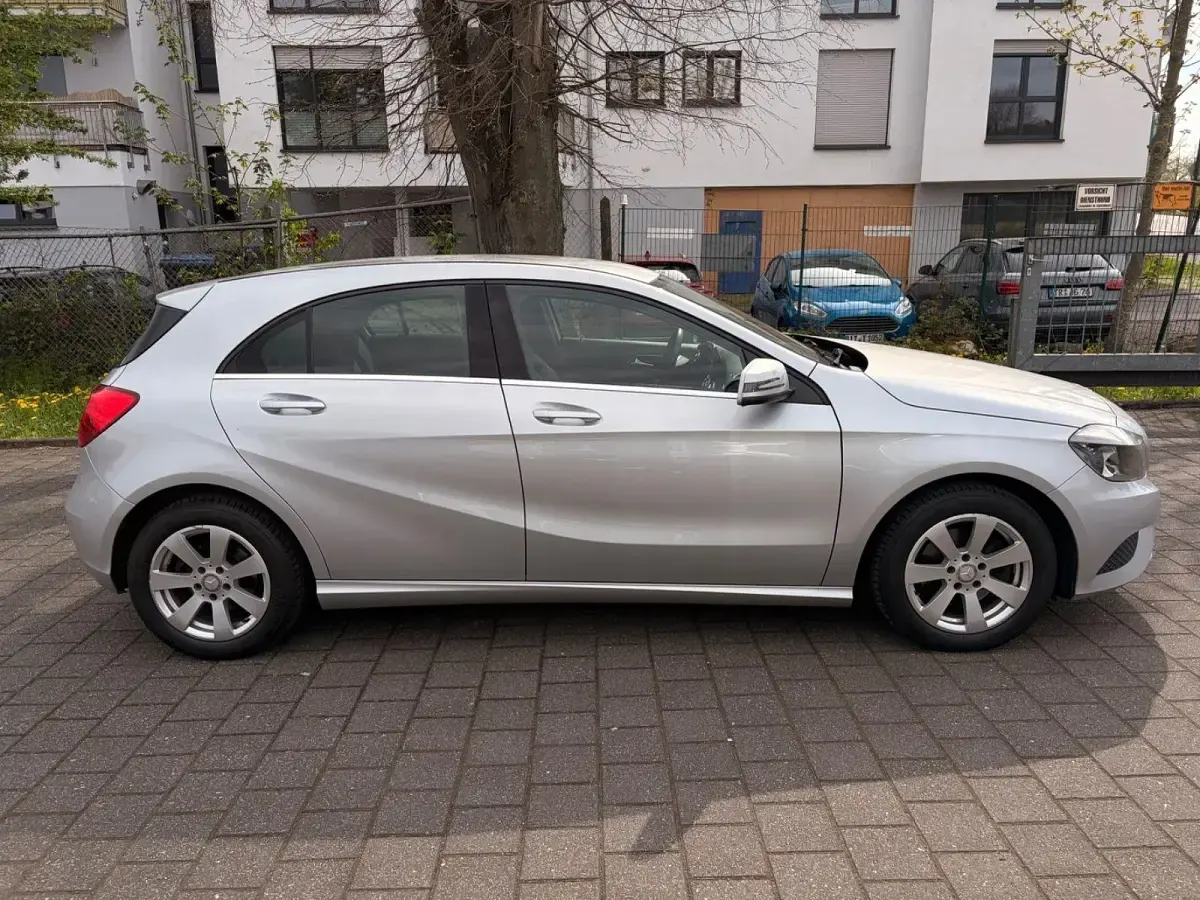 Gebraucht Mercedes A180 122 PS (89 kW) 2014 Silber Limousine