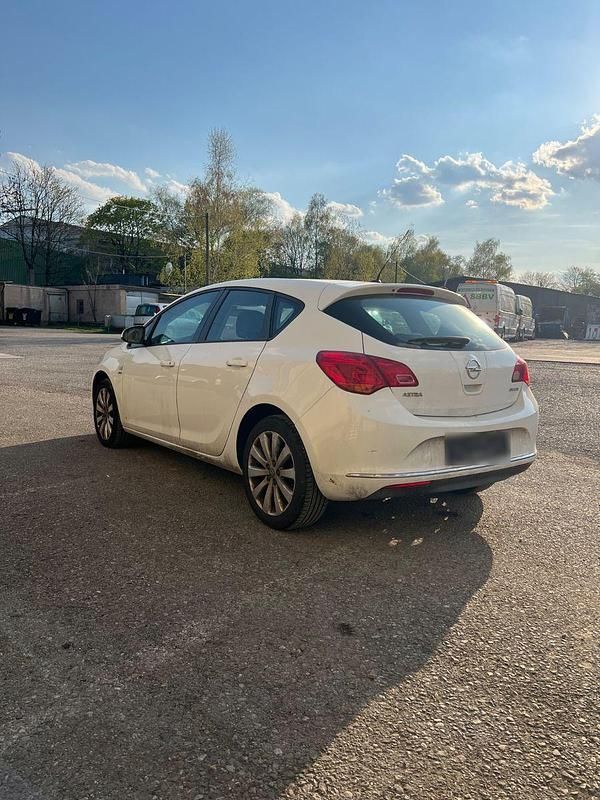 Gebraucht Opel Astra Active 101 PS (74 kW) 2013 Weiß Kleinwagen