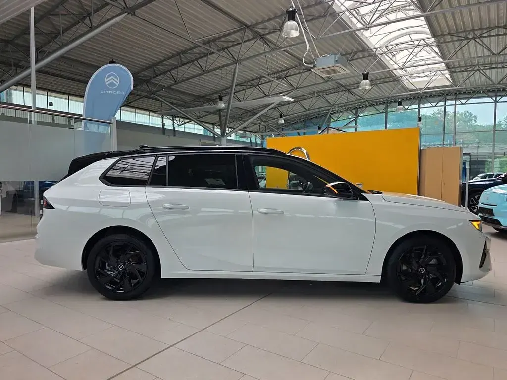 Neu Opel Astra 131 PS (96 kW) 2025 Arktis weiß Kleinwagen