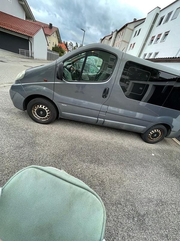 Grau Gebraucht 2011 Opel Vivaro Van | 7.250 € - Bild 1/4