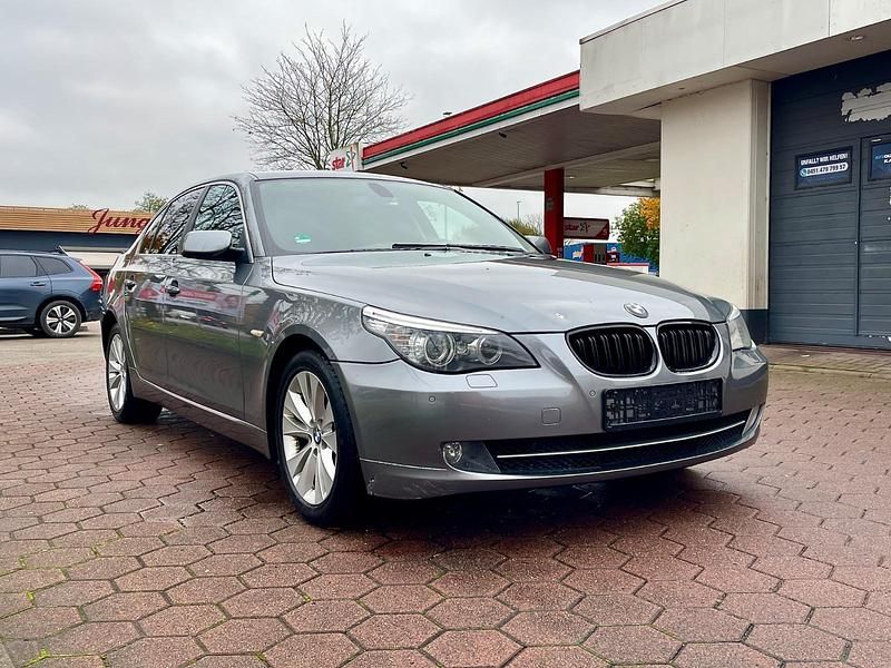 Grau Gebraucht 2008 BMW 520 Limousine | 5.499 € (Fairer Preis) - Bild 1/4
