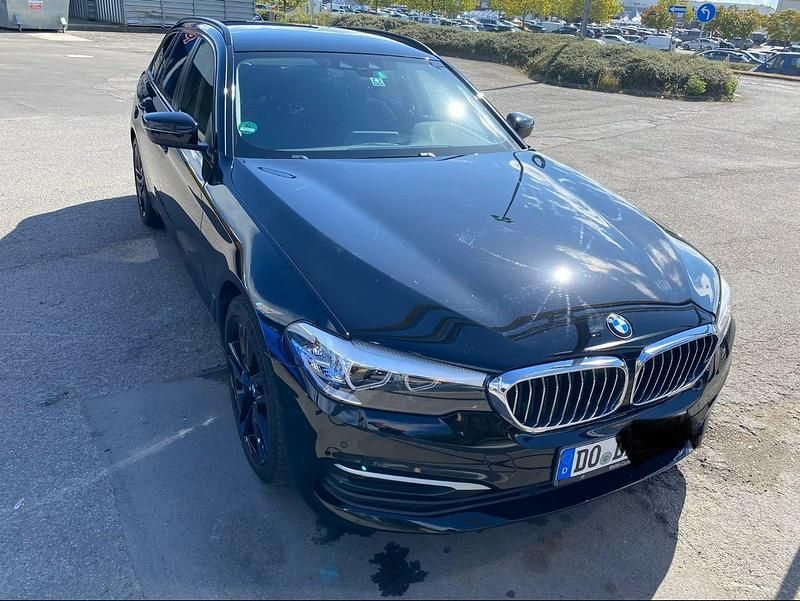 Schwarz Gebraucht 2018 BMW 520 Comfort Edition Kombi | 16.900 € (Superpreis) - Bild 1/4