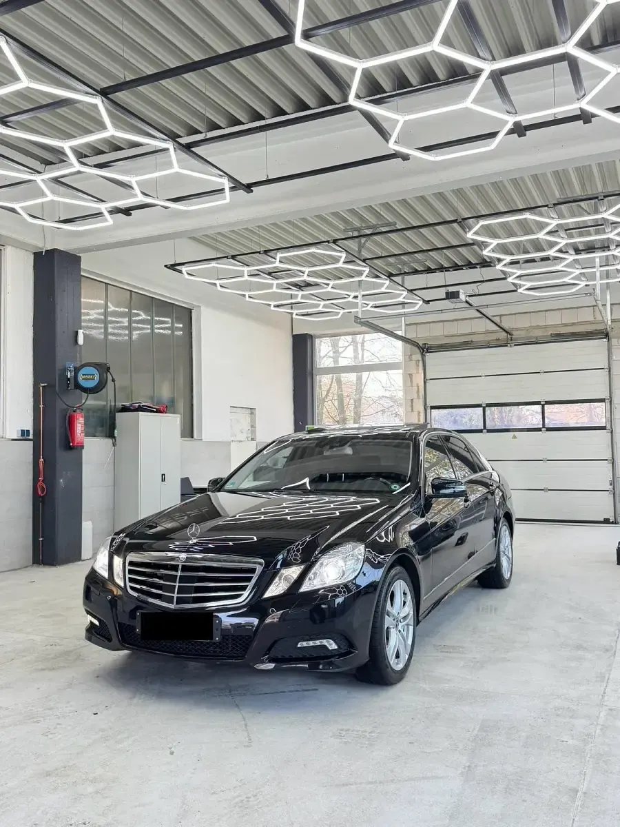 Używany Mercedes E500 387 KM (284 kW) 2010 Czarny Sedan/Limuzyna
