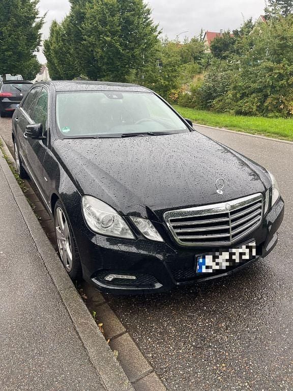 Schwarz Gebraucht 2010 Mercedes E250 Avantgarde Limousine | 14.000 € (Etwas zu teuer) - Bild 1/4