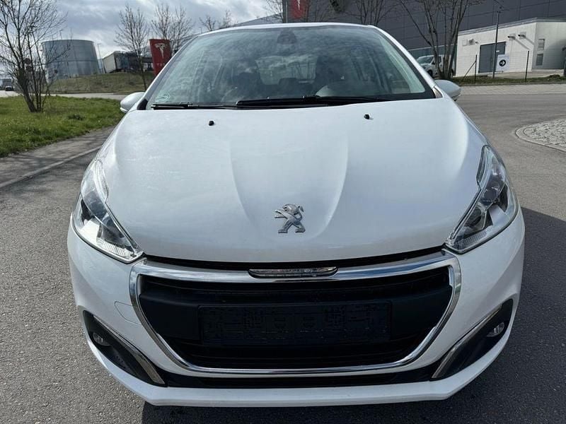 Gebraucht Peugeot 208 Active 82 PS (60 kW) 2017 Weiß Kleinwagen