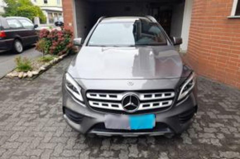 Grau Gebraucht 2018 Mercedes GLA250 AMG line SUV | 23.900 € (Etwas zu teuer) - Bild 1/4