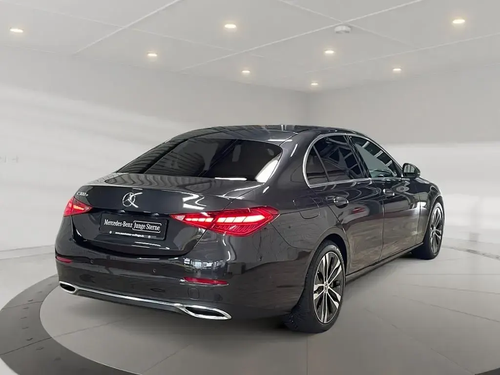 Gebraucht Mercedes C300e Avantgarde 204 PS (150 kW) 2024 Metalliclack graphitgrau Limousine
