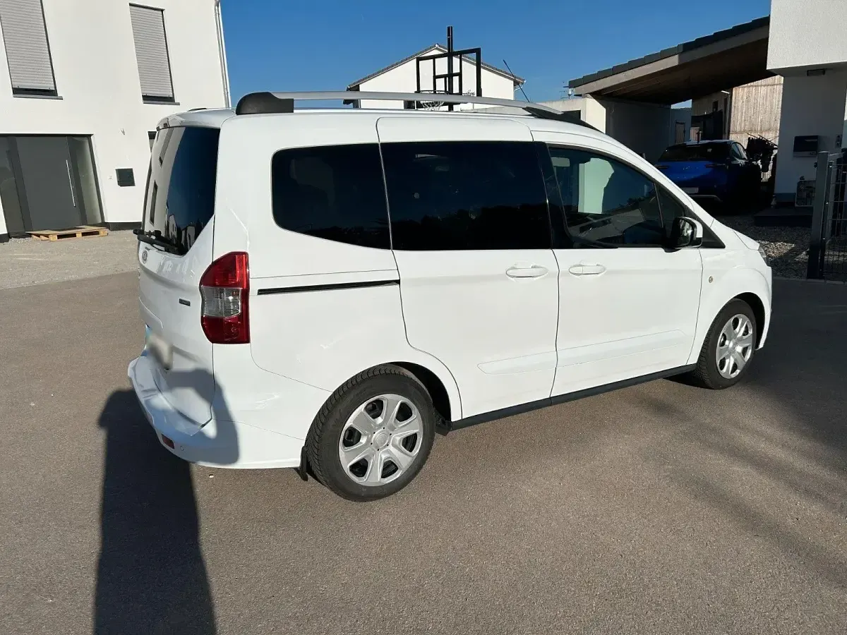 Gebraucht Ford Tourneo Courier Titanium 101 PS (74 kW) 2017 Weiß Van / Kleinbus