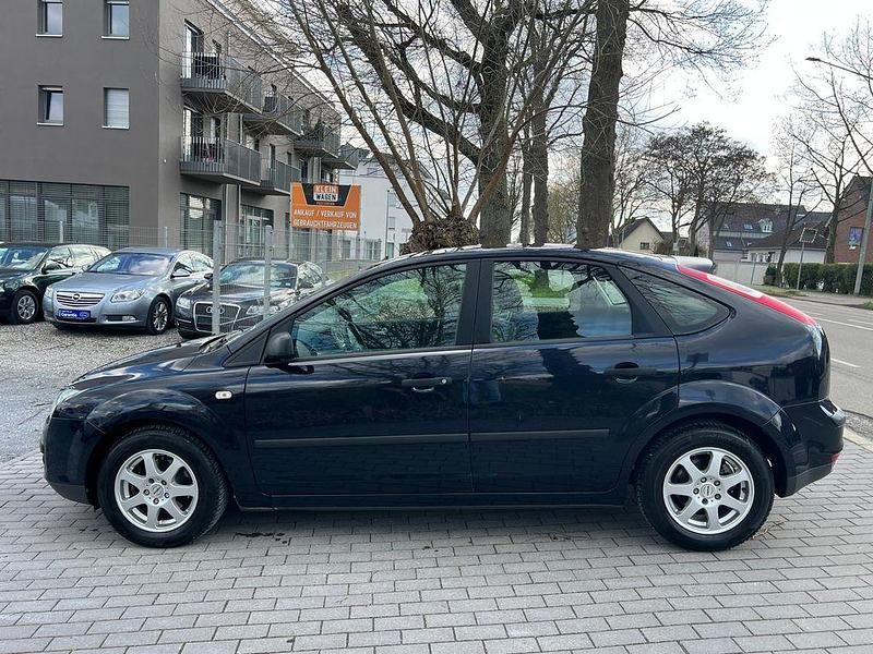 Gebraucht Ford Focus Trend 116 PS (85 kW) 2006 Blau Limousine