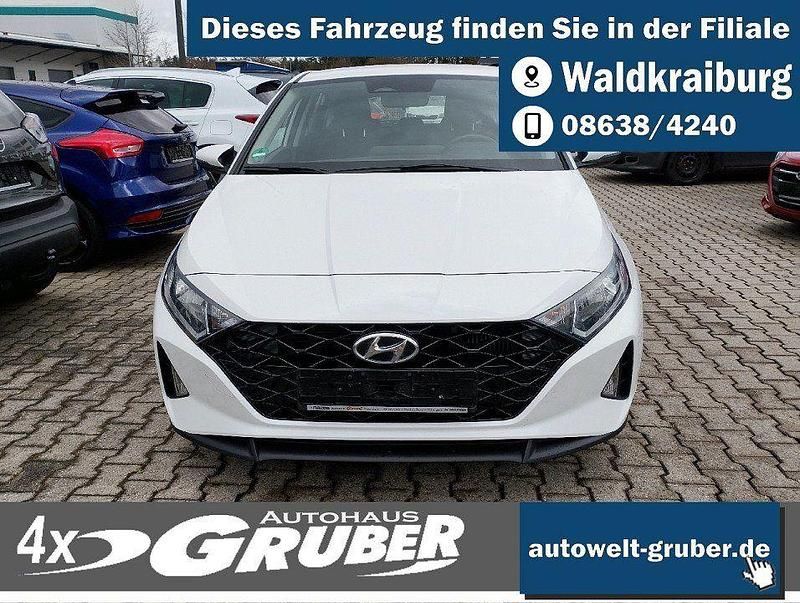Gebraucht Hyundai i20 101 PS (74 kW) 2022 Polar white Kleinwagen