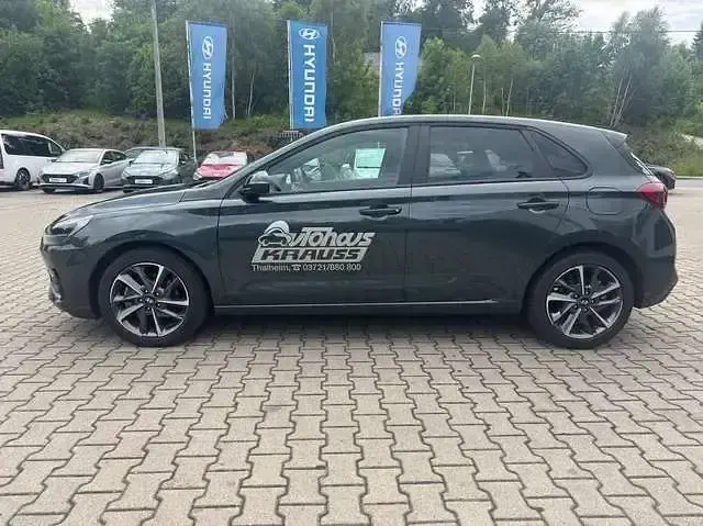 Gebraucht Hyundai i30 Advantage 101 PS (74 kW) 2025 Cypress green / mic Kleinwagen