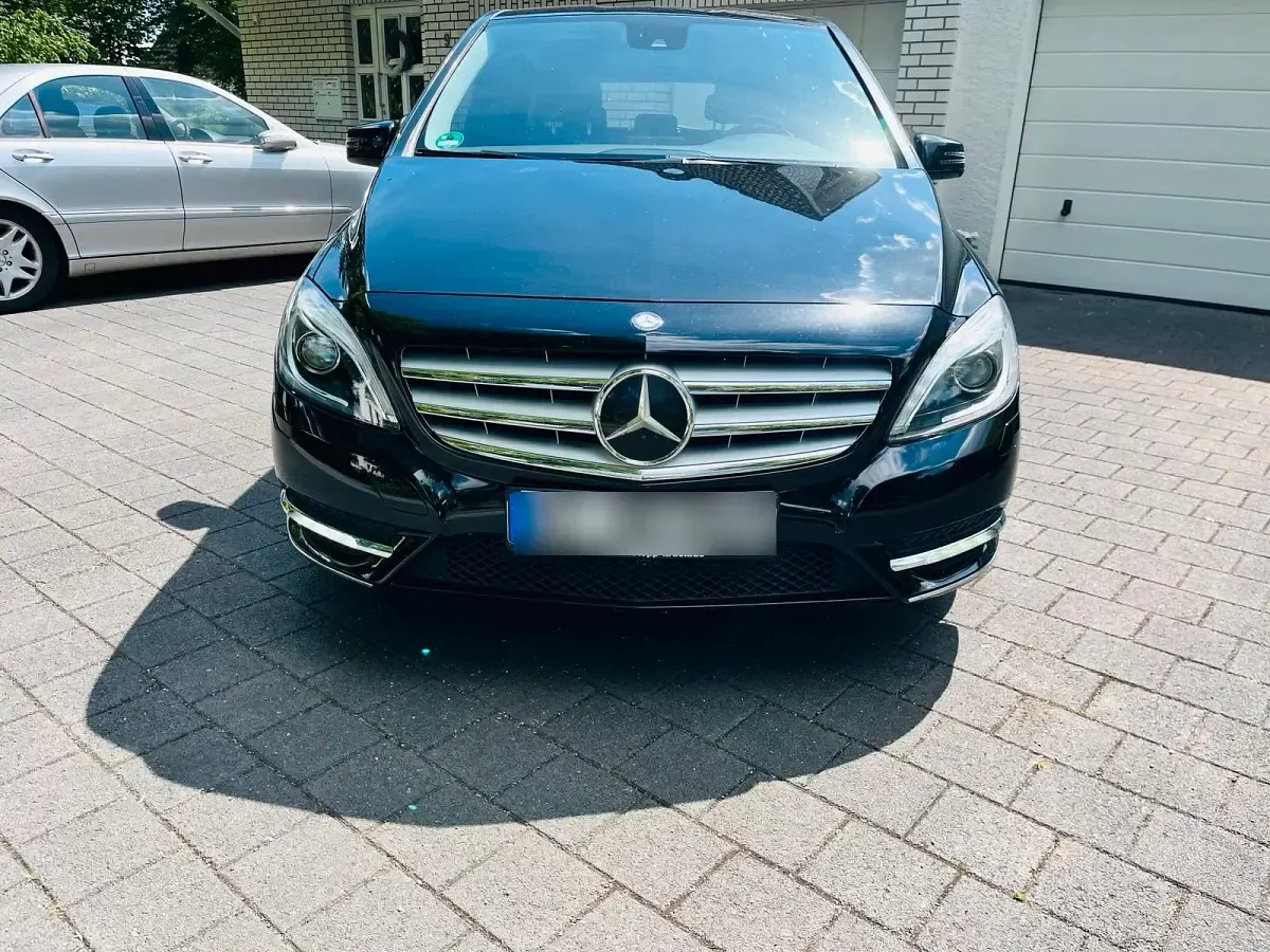 Gebraucht Mercedes B200 156 PS (114 kW) 2012 Schwarz Kleinwagen