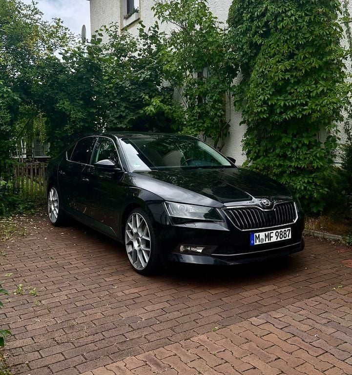 Gebraucht Skoda Superb 190 PS (139 kW) 2016 Schwarz Limousine