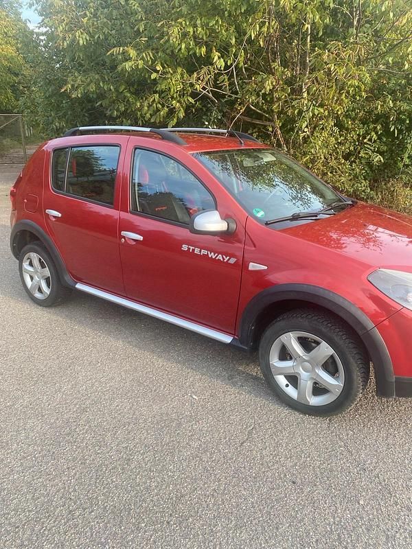 Rot Gebraucht 2013 Dacia Sandero Stepway Kleinwagen | 4.699 € (Fairer Preis) - Bild 1/4