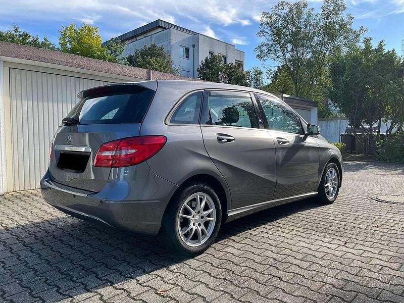 Gebraucht Mercedes B180 122 PS (89 kW) 2014 Grau Kleinwagen