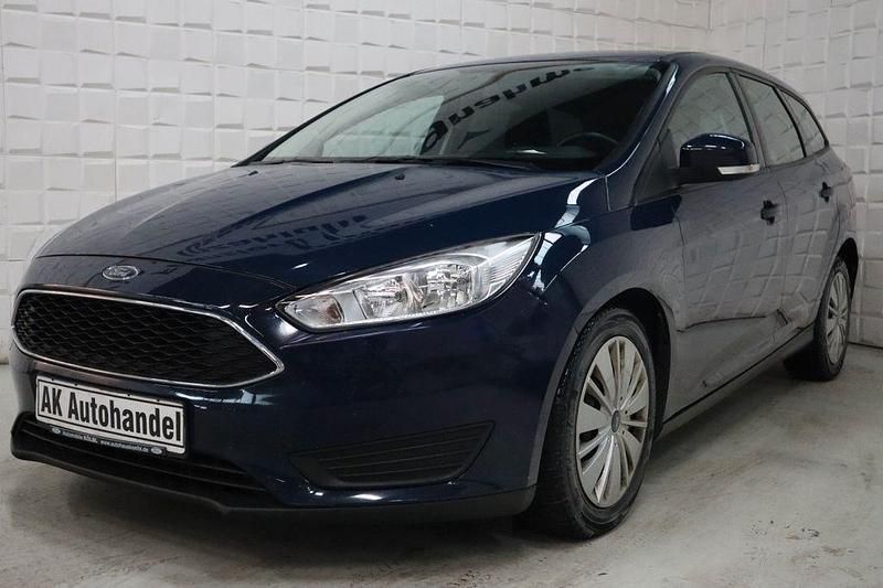 Blau Gebraucht 2017 Ford Focus Trend Limousine | 7.490 € (Fairer Preis) - Bild 1/4