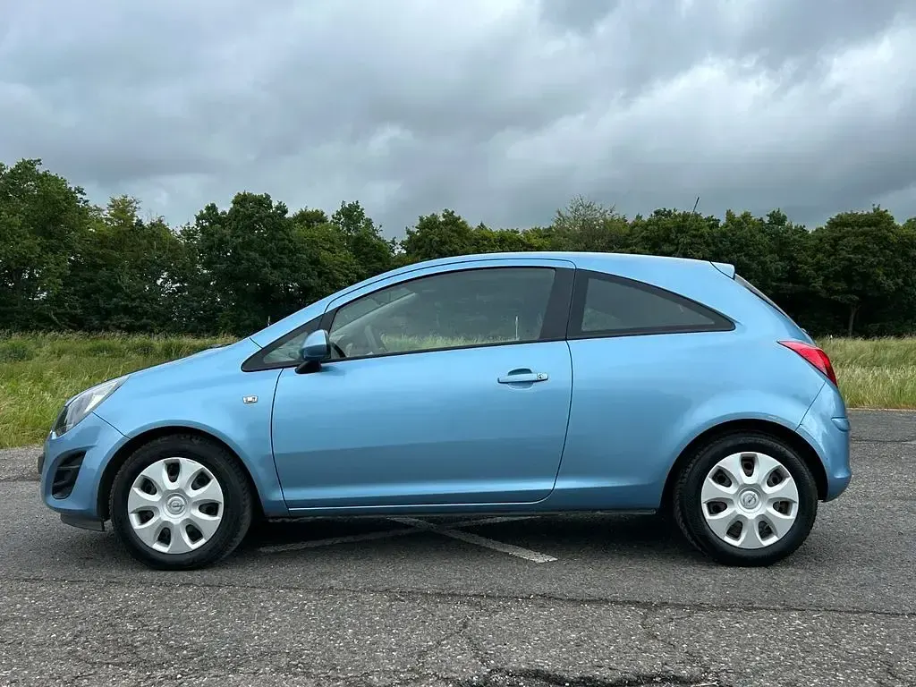 Gebraucht Opel Corsa Edition 86 PS (63 kW) 2014 Crinan blau / himmelblau Kleinwagen