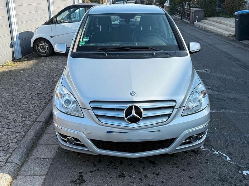Gebraucht Mercedes B180 109 PS (80 kW) 2011 Silber Van / Kleinbus