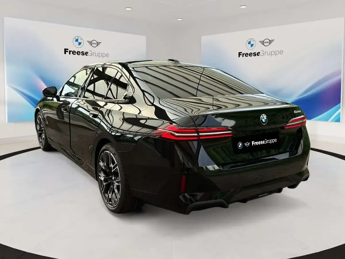 Gebraucht BMW 520 Performance 197 PS (144 kW) 2025 Black sapphire Limousine