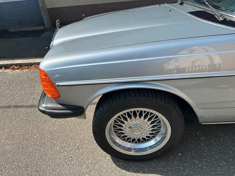 Gebraucht Mercedes E230 136 PS (100 kW) 1981 Silber Limousine