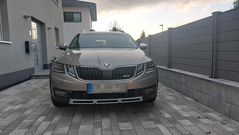 Beige Gebraucht 2017 Skoda Octavia Scout Kombi | 18.999 € - Bild 1/4