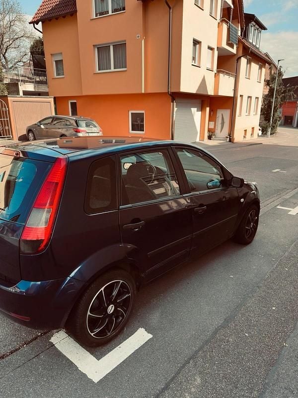 Second-hand Ford Fiesta 69 CP (50 kW) 2004 Albastru Hatchback