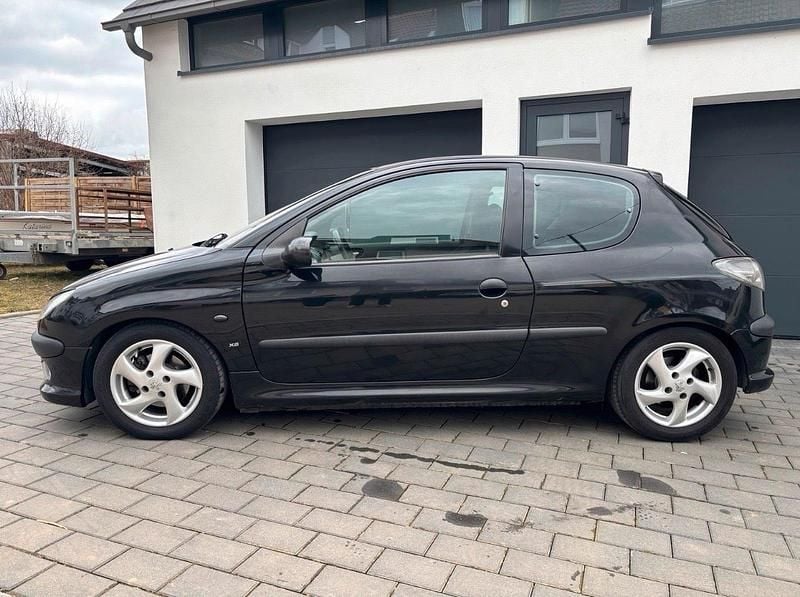 Schwarz Gebraucht 2001 Peugeot 206 Kleinwagen | 1.350 € (Fairer Preis) - Bild 1/4