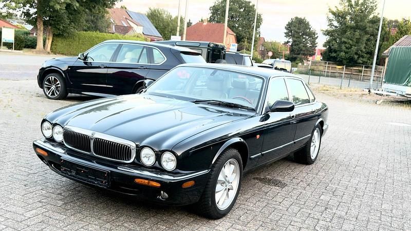 Schwarz Gebraucht 2001 Jaguar XJ8 Executive Limousine | 13.999 € (Superpreis) - Bild 1/4