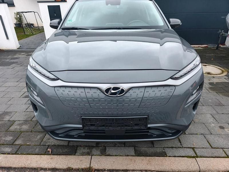 Grau Gebraucht 2021 Hyundai Kona Style SUV | 13.500 € (Guter Preis) - Bild 1/4