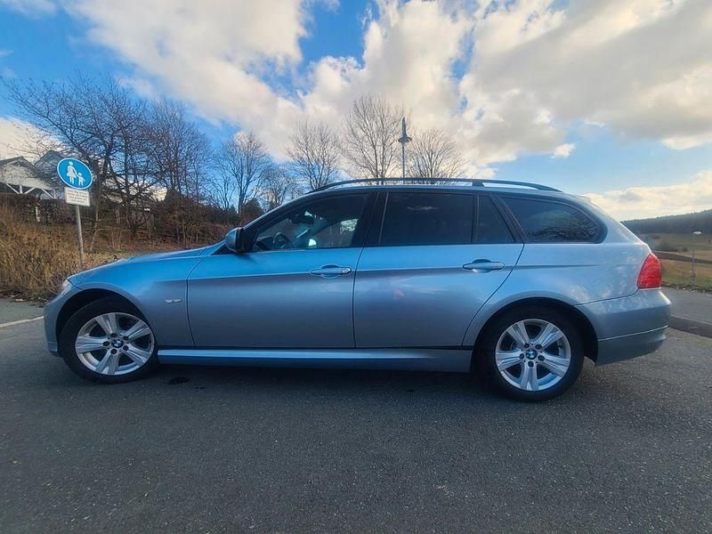 Gebraucht BMW 320 177 PS (130 kW) 2009 Blau Kombi