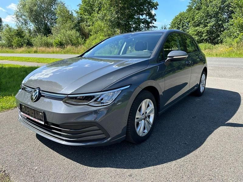 Gebraucht VW Golf VIII Life 131 PS (96 kW) 2022 Grau Limousine