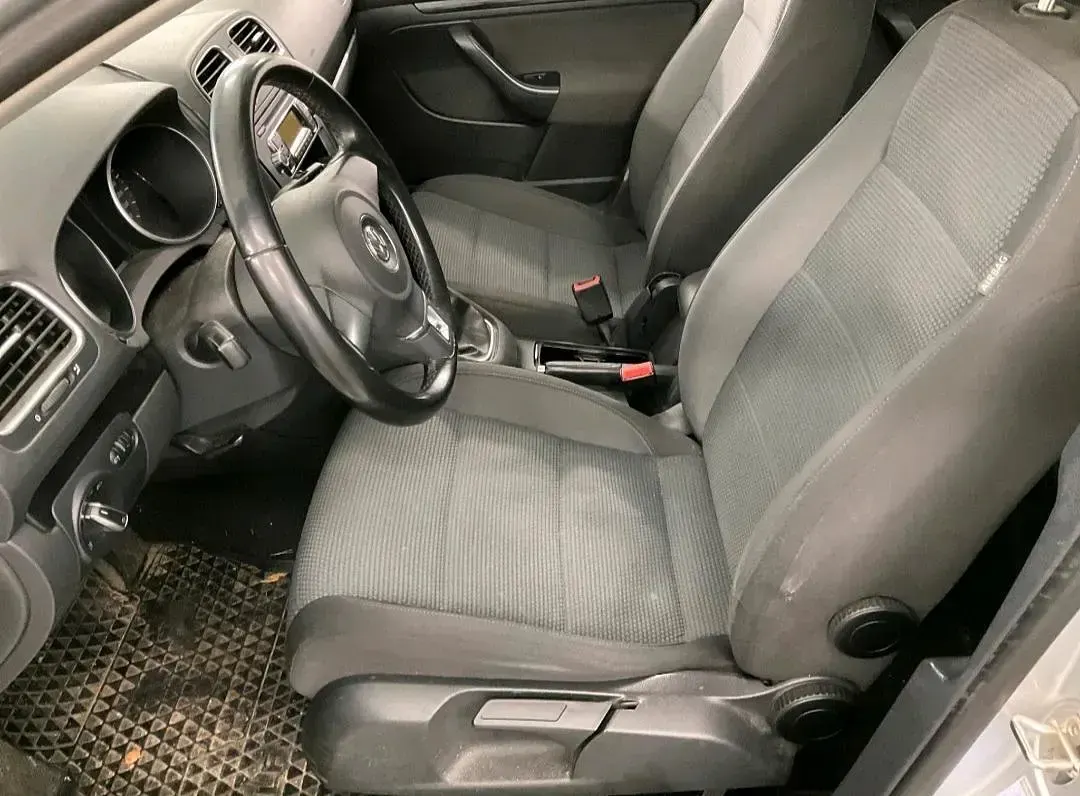 Gebraucht VW Golf VI Comfortline 105 PS (77 kW) 2011 Silber Kleinwagen