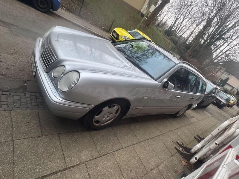 Silber Gebraucht 1998 Mercedes E320 Avantgarde Kombi | 1.550 € (Superpreis) - Bild 1/4