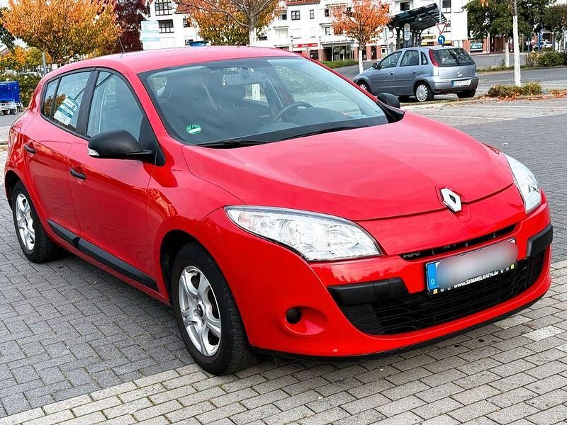 Rot Gebraucht 2011 Renault Mégane III Expression Limousine | 5.600 € (Fairer Preis) - Bild 1/4